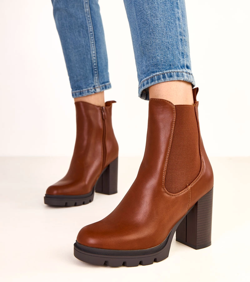 Braune Stiefeletten mit Blockabsatz und elastischem Einsatz Darina