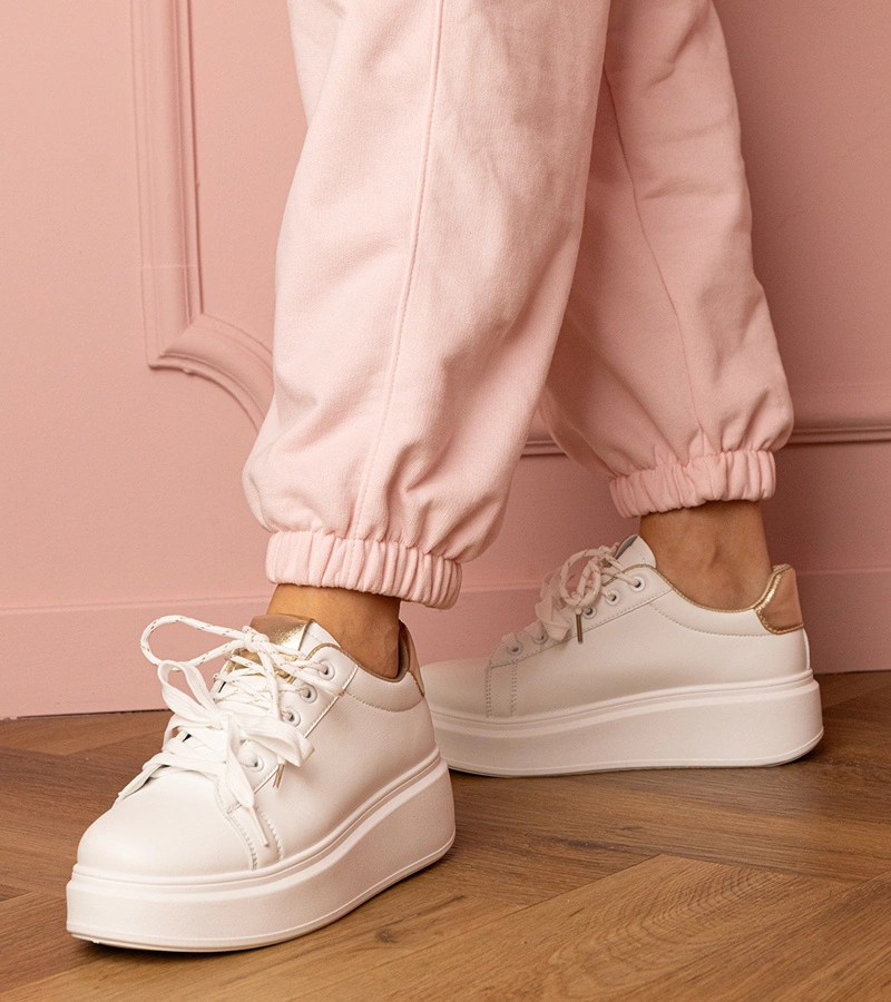 Weiß-goldene Sportsneaker auf Plateau Kler