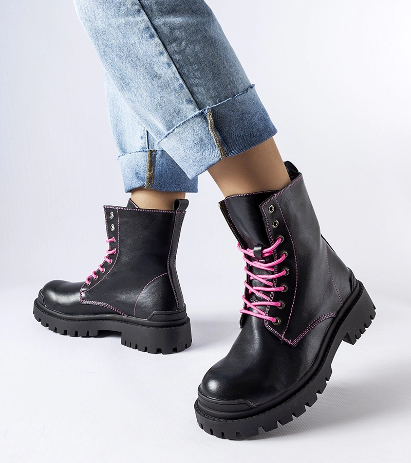 Schwarze Oberto Stiefel mit dekorativem rosa Faden