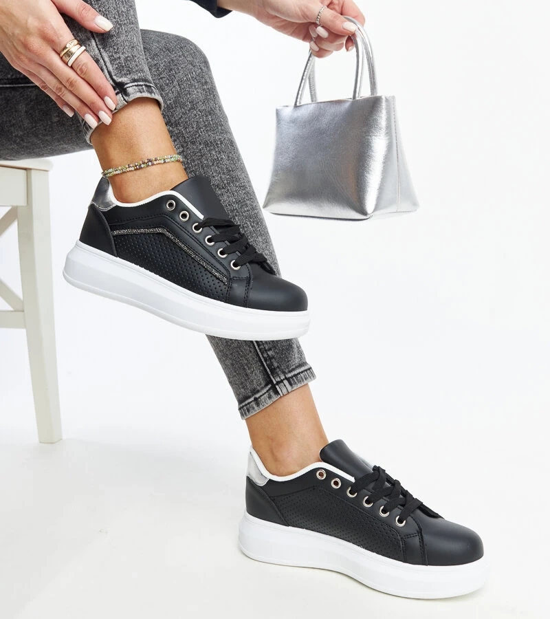 Schwarze Sneakers mit dekorativen Zirkonen von Perica