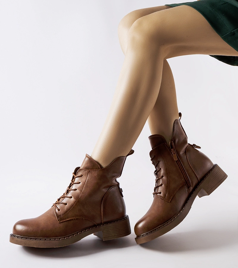 Braune asymmetrische flache Stiefeletten von Solza