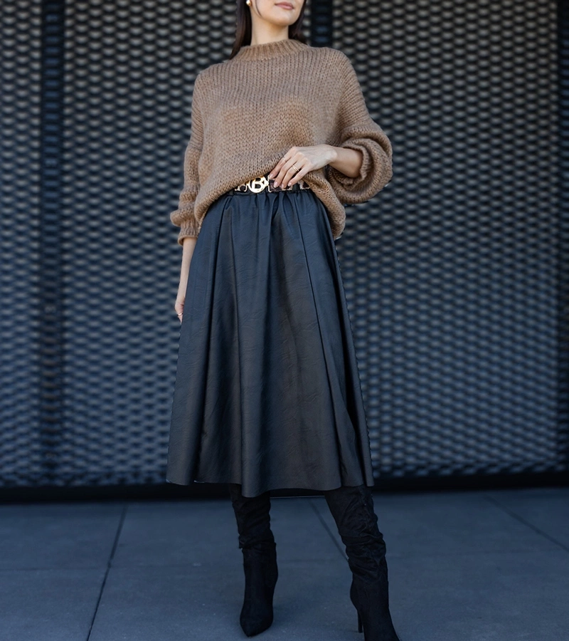 Czarna długa spódnica zdobiona paskiem z motywem zwierzęcym Hanie można przetłumaczyć na niemiecki jako:

"Schwarzer langer Rock mit einem Gürtel im Tiermotiv Hanie."