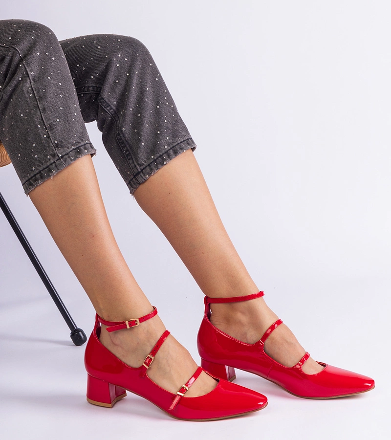Rote lackierte Pumps mit Riemchen von Herman