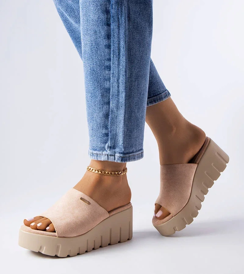 Beżowe klapki z łańcuchem Levy