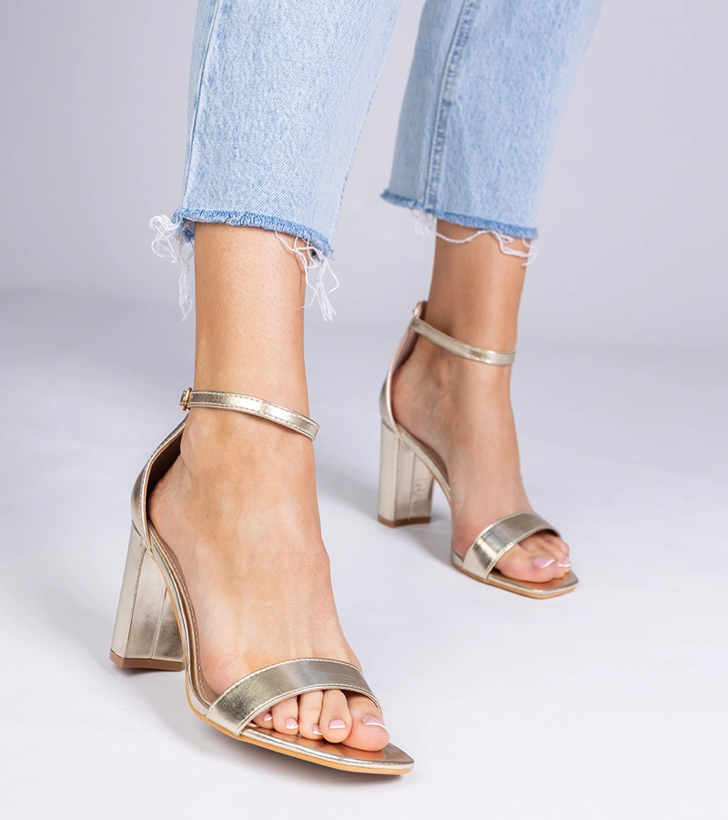 Goldene Sandalen mit hohem Blockabsatz Kasedi