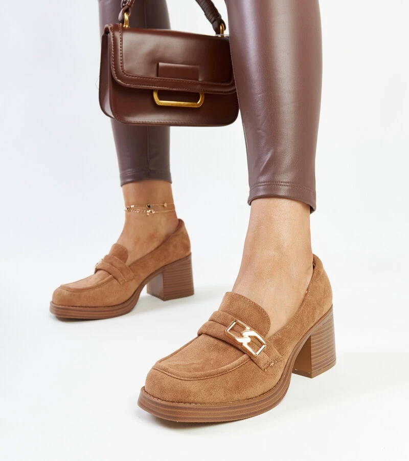 Braune Pumps auf Säule Aludra