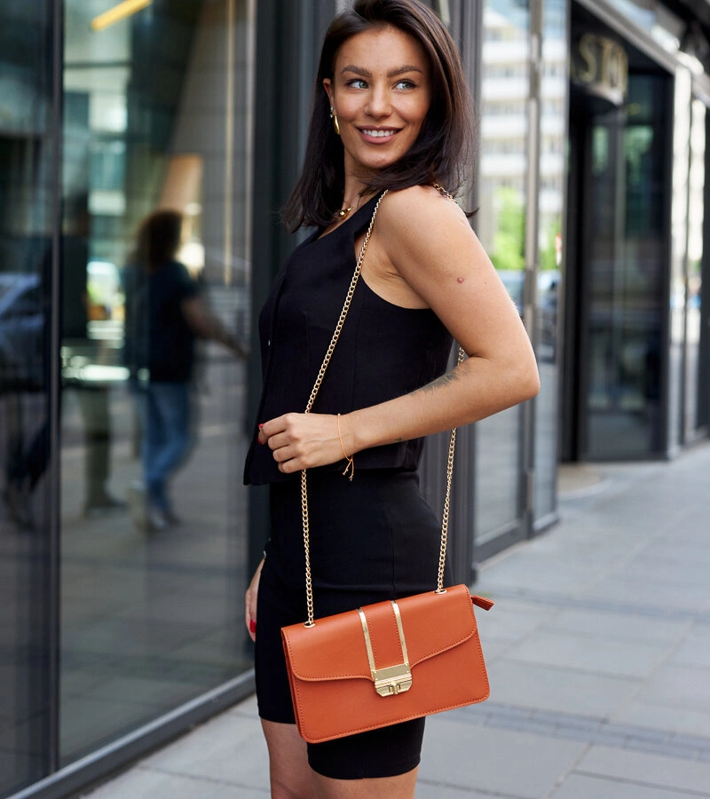 Orangefarbene Schultertasche mit Kette von Elmia