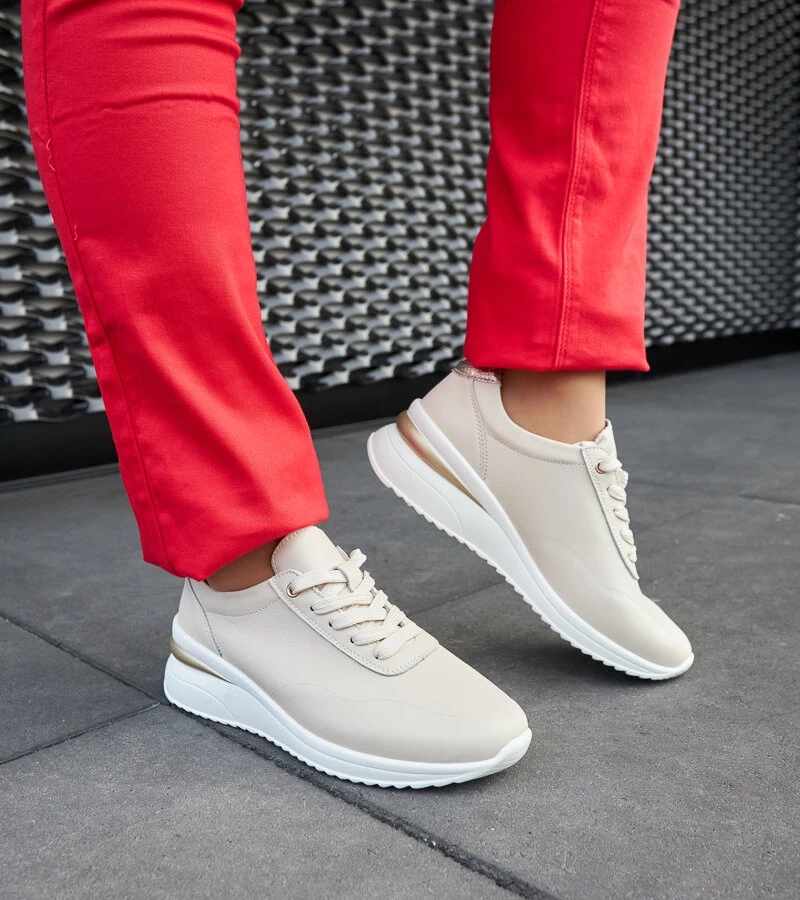Beige Leder-Sneaker mit Keilabsatz von Federico