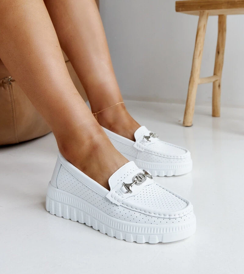 Weiße Lederhalbschuhe mit dekorativer Schnalle Taija