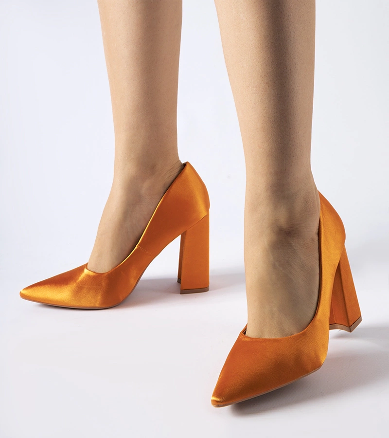 Orangefarbene Satin-Pumps von Gonzalez