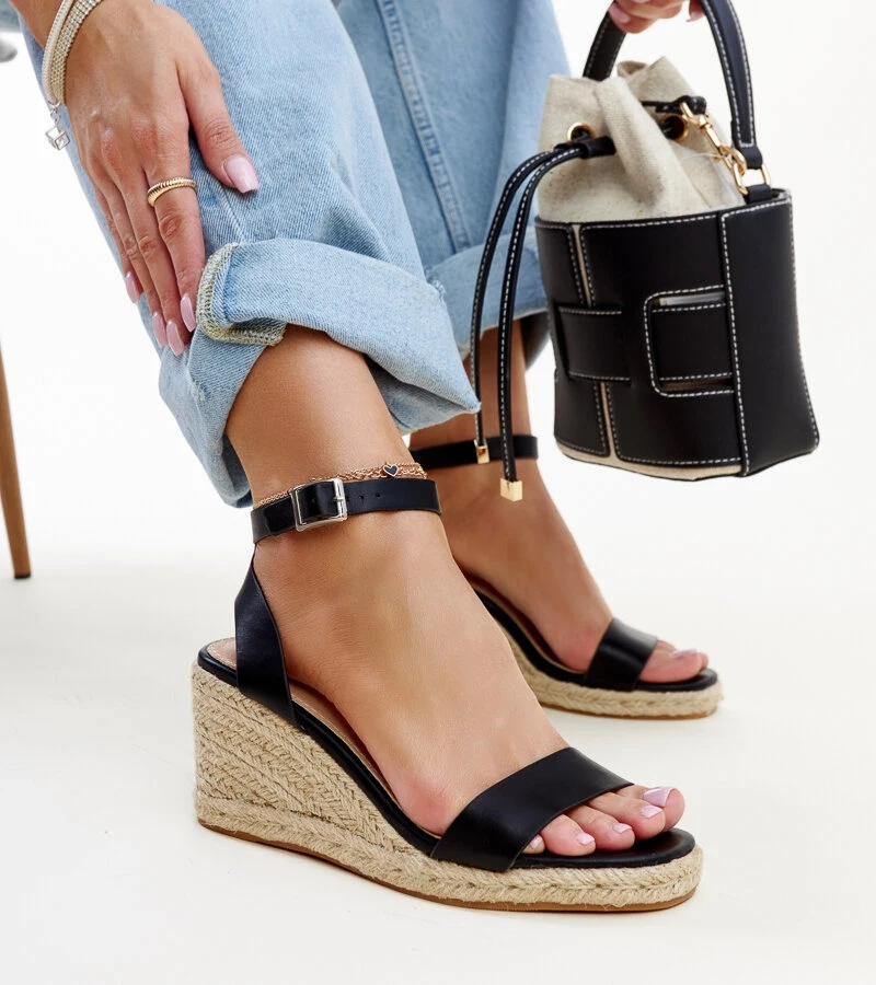 Schwarze Koura Keilabsatz Sandalen