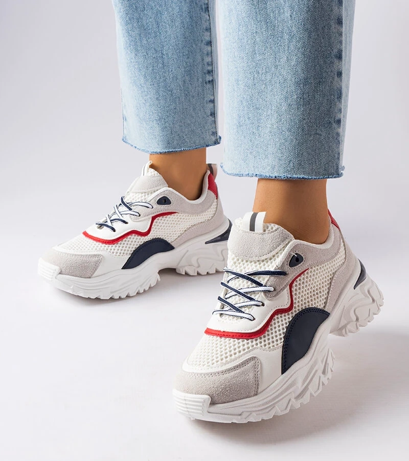 Weiße Sneakers mit sichtbarem Profil von Rosita