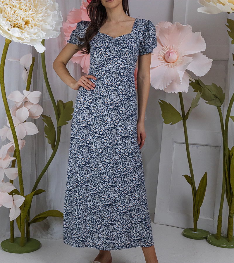 Blaues Maxikleid mit Amande-Ausschnitt