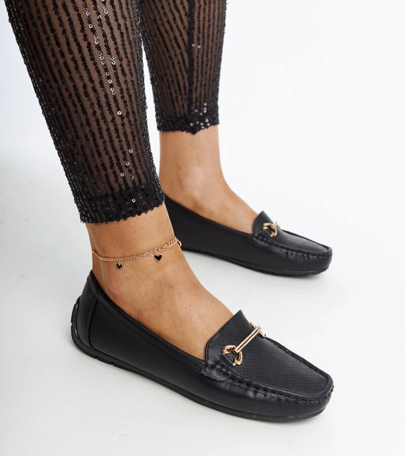 Schwarze Mokassins mit dekorativem Schnallen von Adila