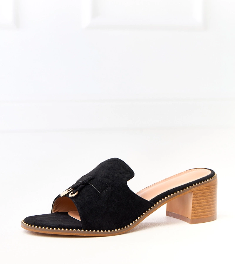 Schwarze Pantoletten mit Absatz und Verzierung am Riemen Gariend