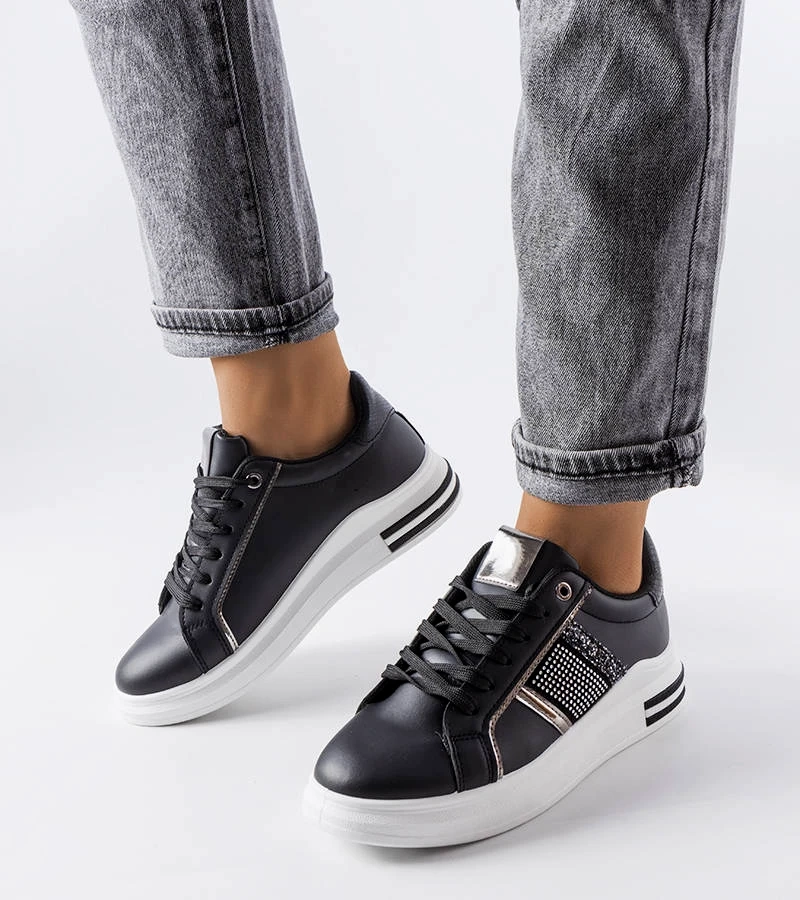 Schwarze Sneakers verziert mit Zirkonen von Xarles