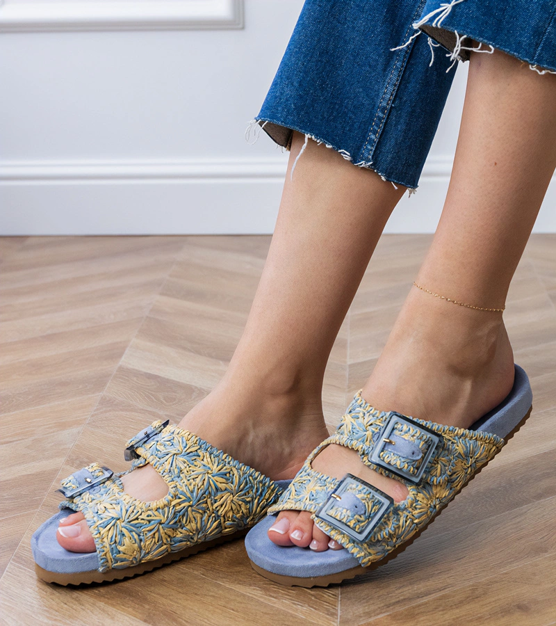 Blaue gehäkelte Pantoletten mit Schnallen auf den Riemen Firada