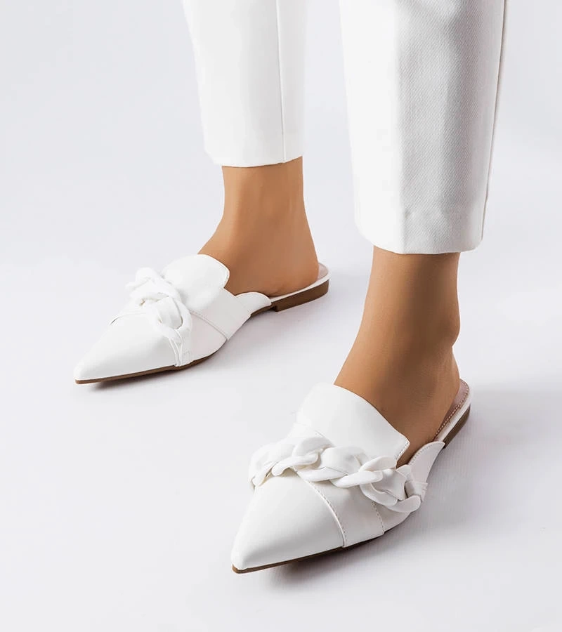 Weiße elegante Pantoletten mit Patenaude-Kette