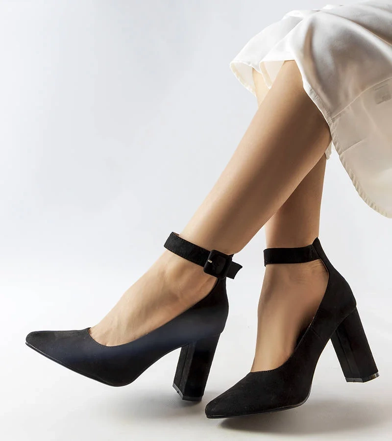 Schwarze Pumps auf dem Absatz Achen