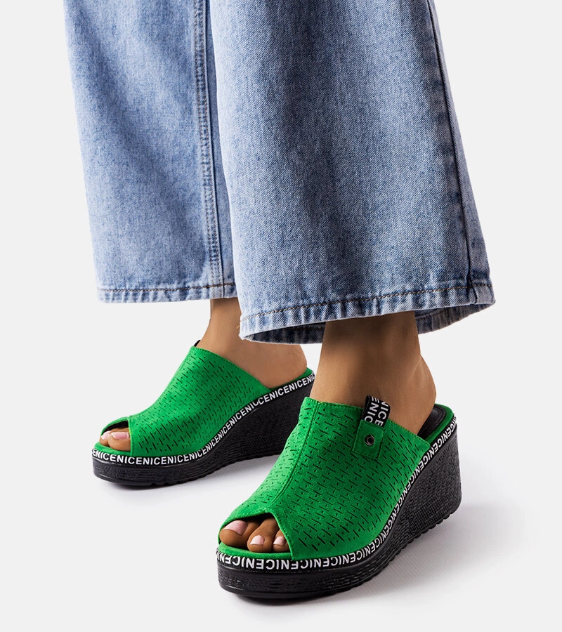 Beżowe klapki z łańcuchem Levy