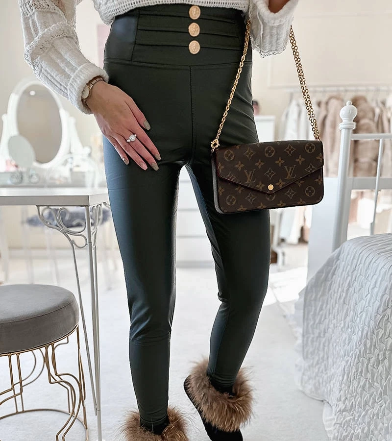 Grüne Leggings, verziert mit Baile-Knöpfen