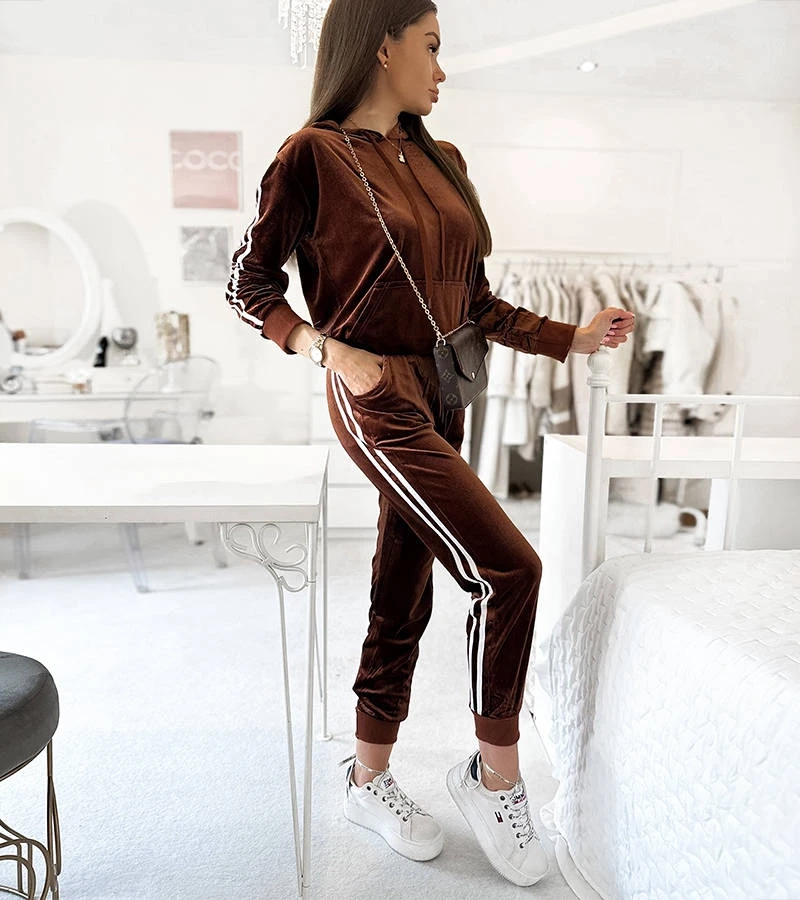 Brauner Samtanzug mit Orion Streifen