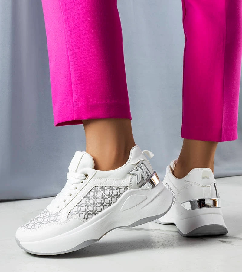 Weiße Sneakers mit Margies Monogramm