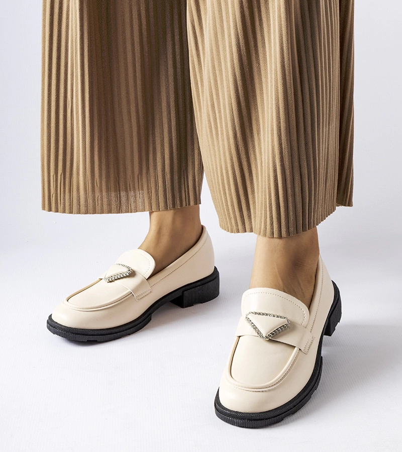 Beige Mokassins mit Zirkonia verziert von Marsilius