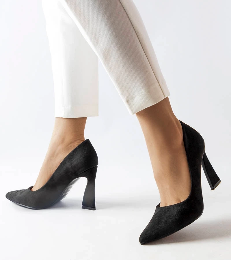 Schwarze Pumps auf asymmetrischem Absatz Linda