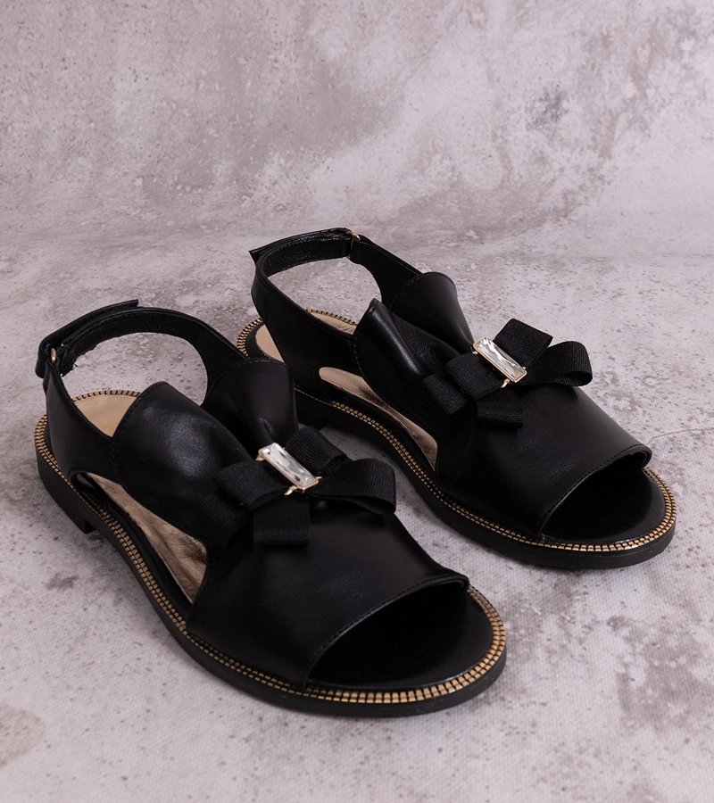Schwarze Sandalen mit Schleife und Zirkonia von KARINO