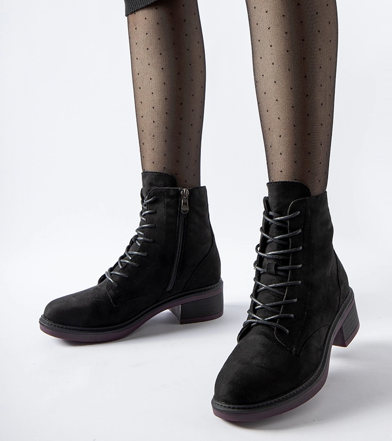 Schwarze klassische Stiefeletten mit violettem Sohle von Teo