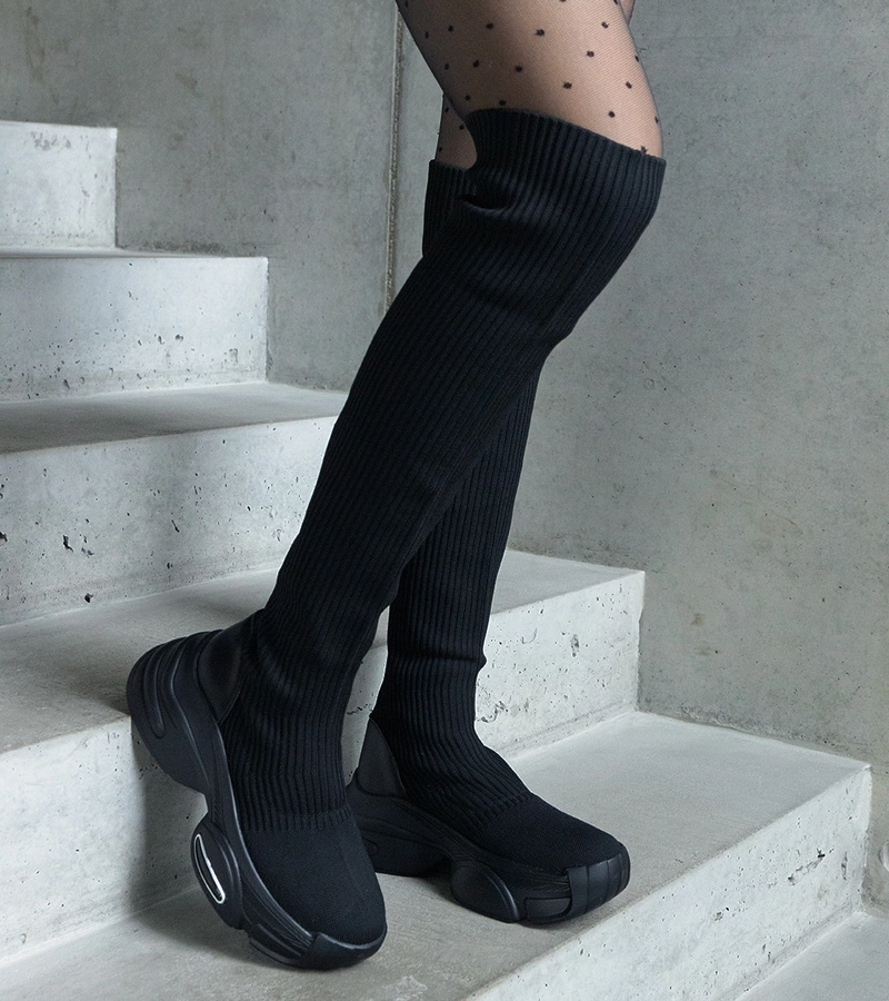 Schwarze Schlupfstiefel mit elastischem Schaft und massiver Sohle Lokira