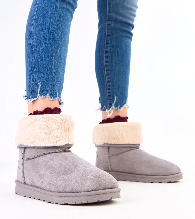 Graue Schneestiefel mit Fell auf Plateau Meggi
