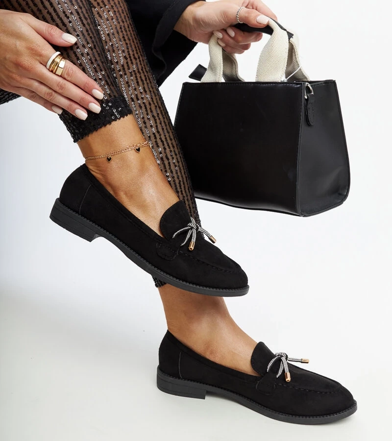 Schwarze Mokassins mit dekorativer Schleife von Endike