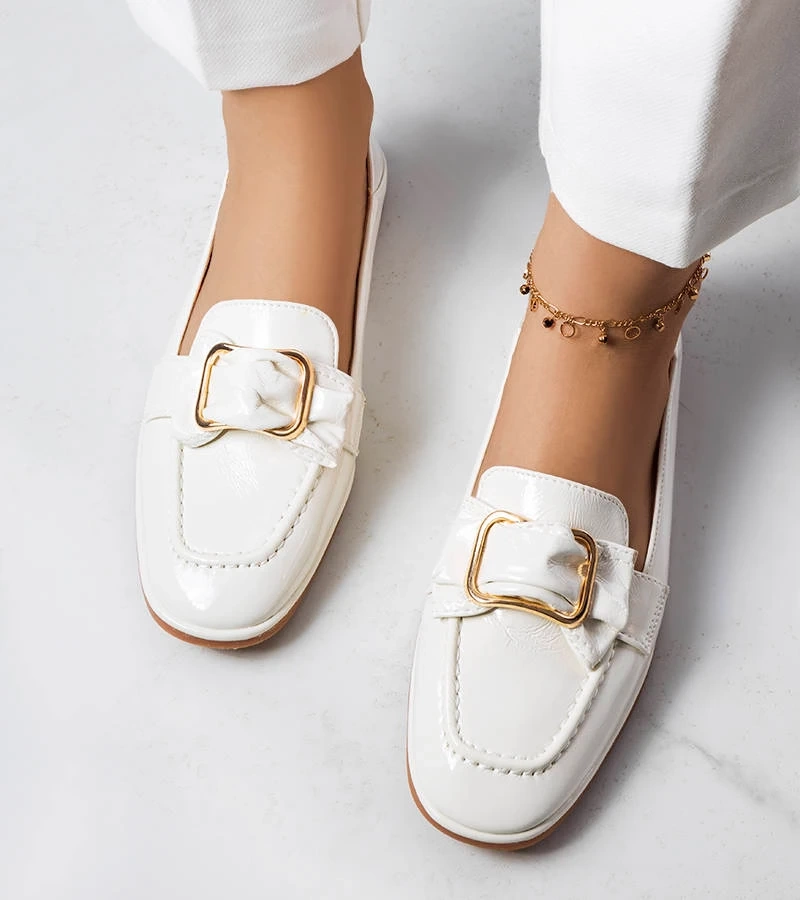 Weiße lackierte Mokassins mit Schnalle von Erica