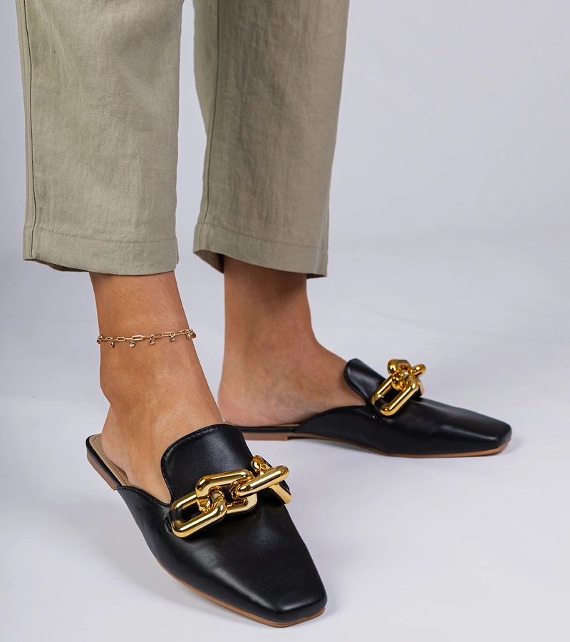 Schwarze Pantoletten mit Hickory-Kettchen