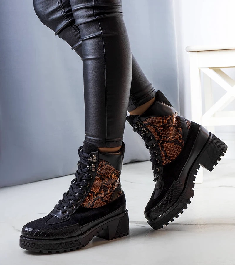 Schwarze gefütterte Stiefeletten mit Fox-Einsätzen verziert