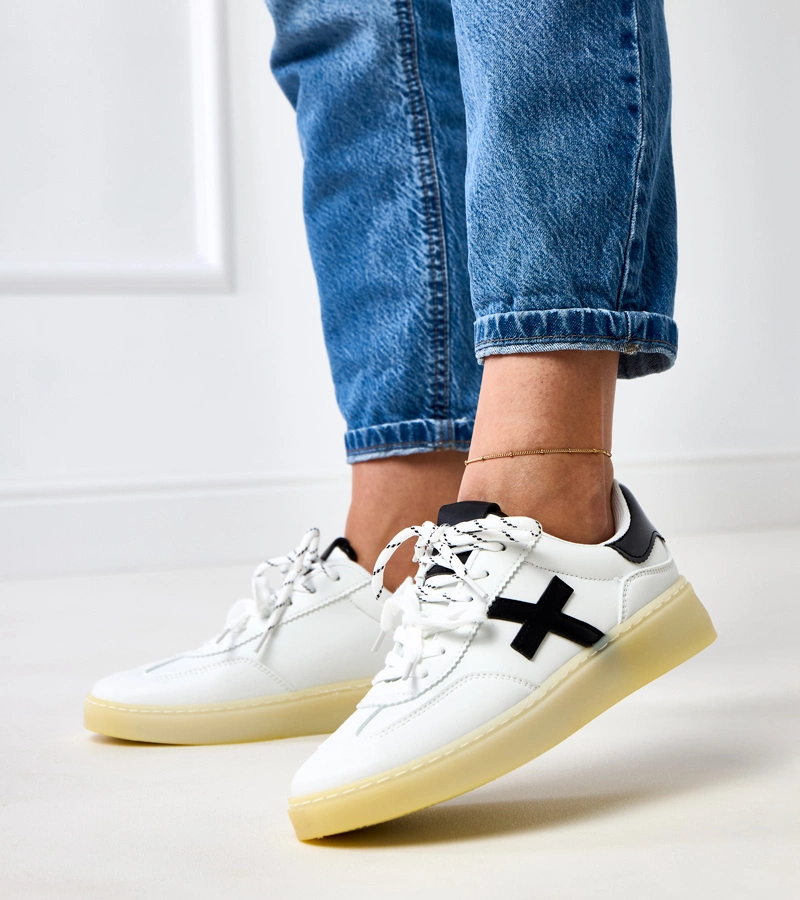 Weiße Sneaker mit Plateausohle und schwarzem Einsatz Eriksen