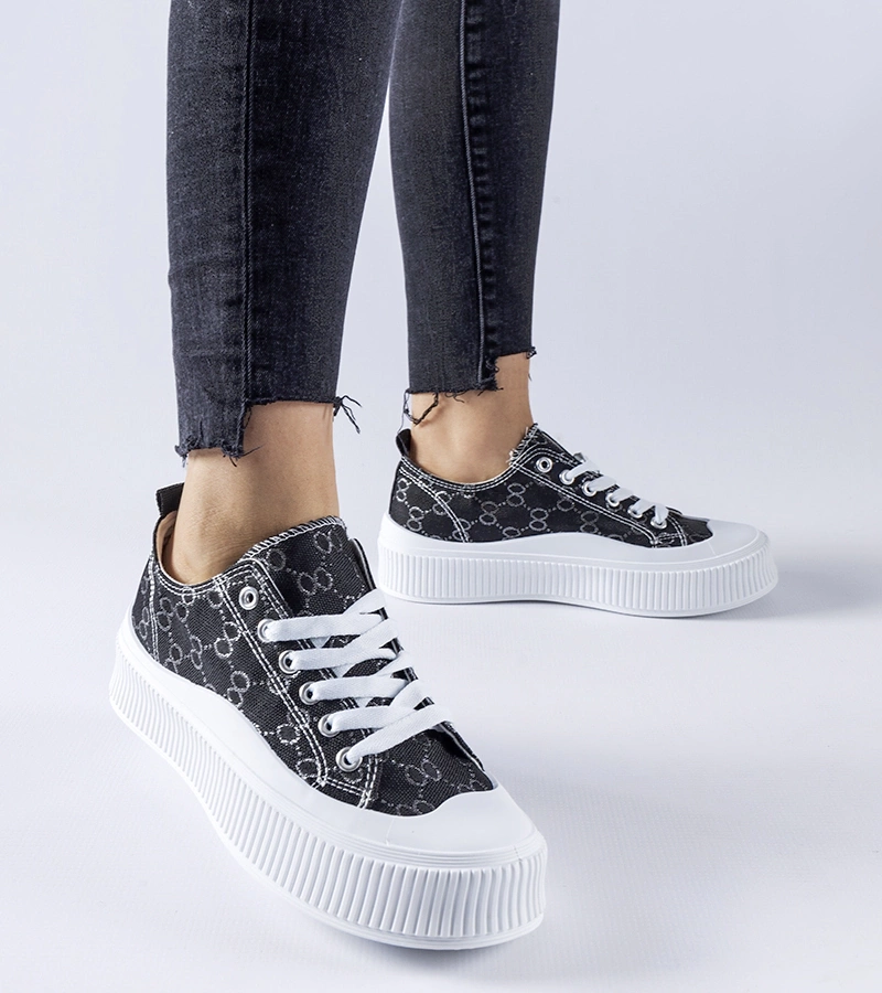Schwarze Turnschuhe verziert mit Cavi-Monogramm