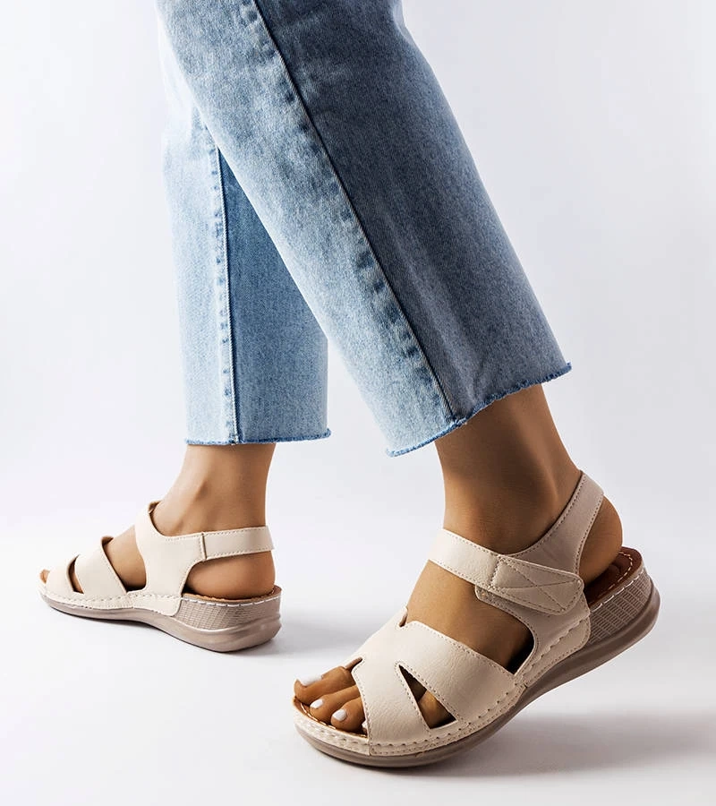 Beige Sandalen mit niedrigem Keilabsatz von Nelly