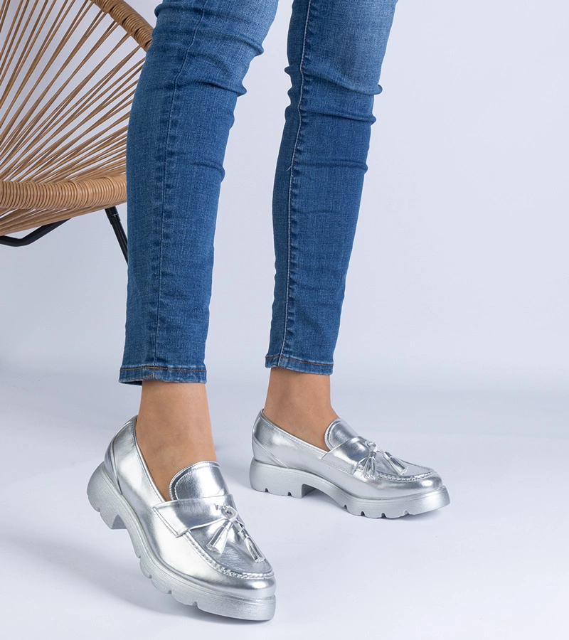 Silberne klassische Halbschuhe mit Quasten Esitta