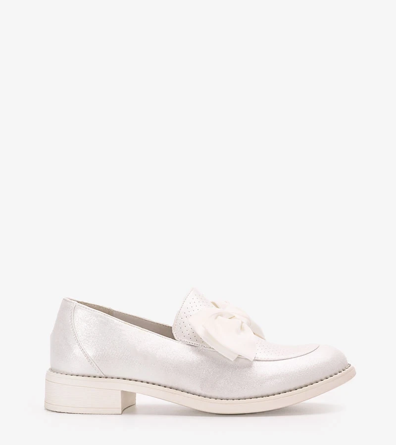 Weiße Halbschuhe mit Schleife von Bizier