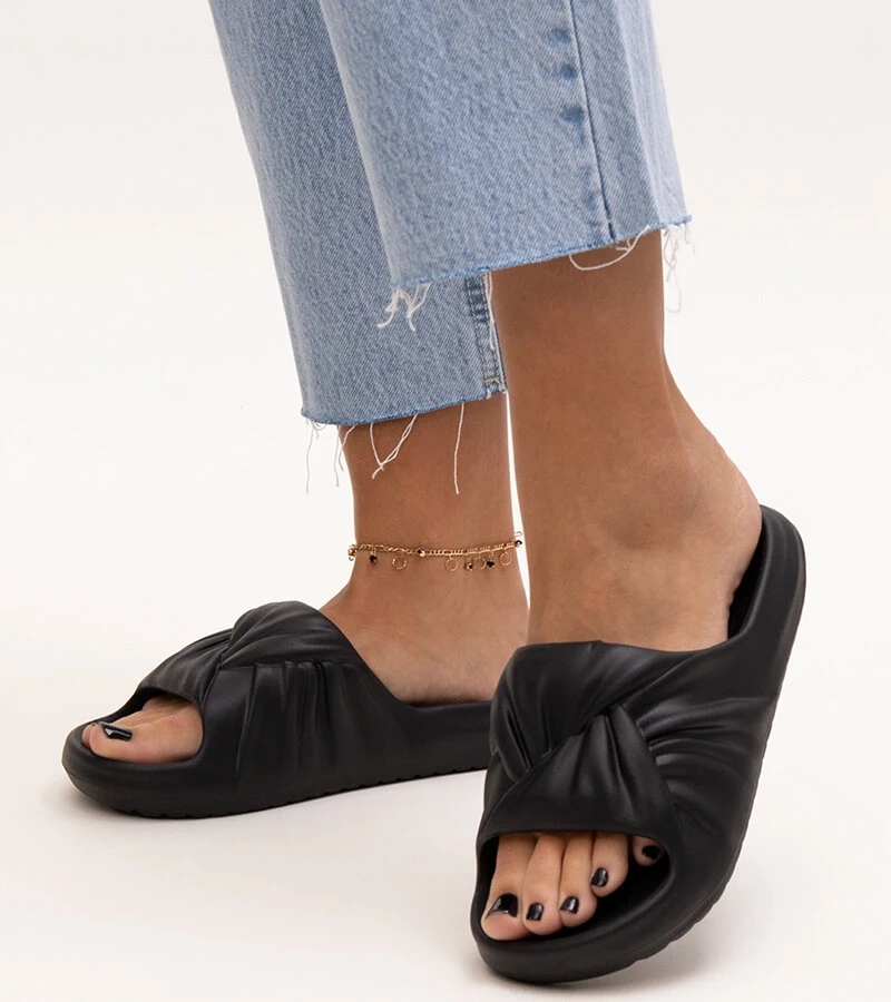Schwarze Schaumstoff-Sandalen von Cunta
