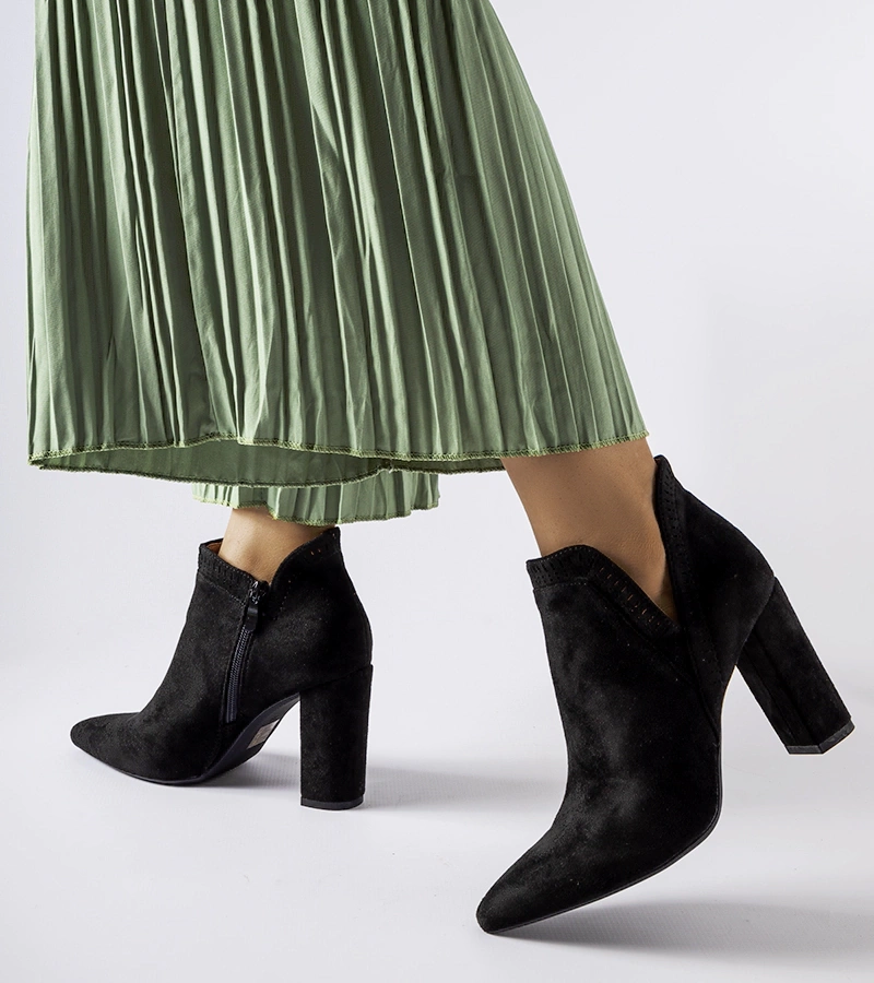 Schwarze Wildleder-Stiefeletten von Cammoro