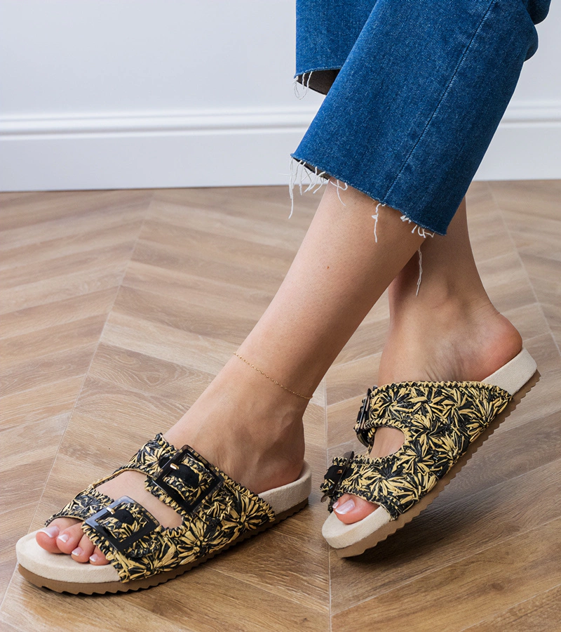 Schwarze gehäkelte Pantoletten mit Schnallen an den Riemen Firada