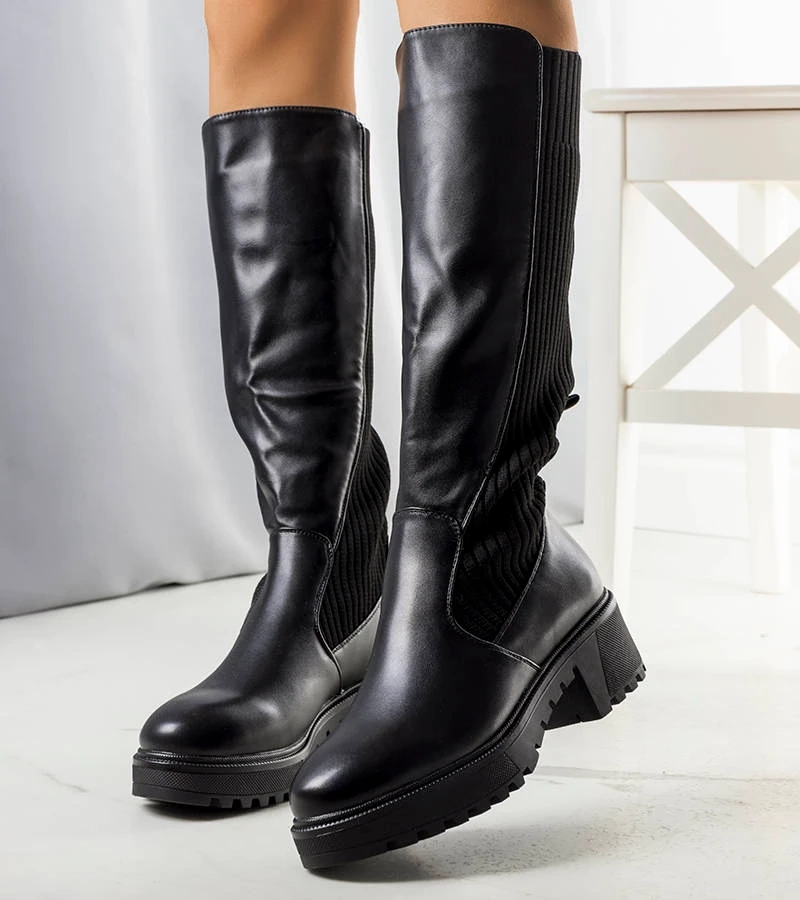 Gefütterte schwarze Stiefel von Mishin