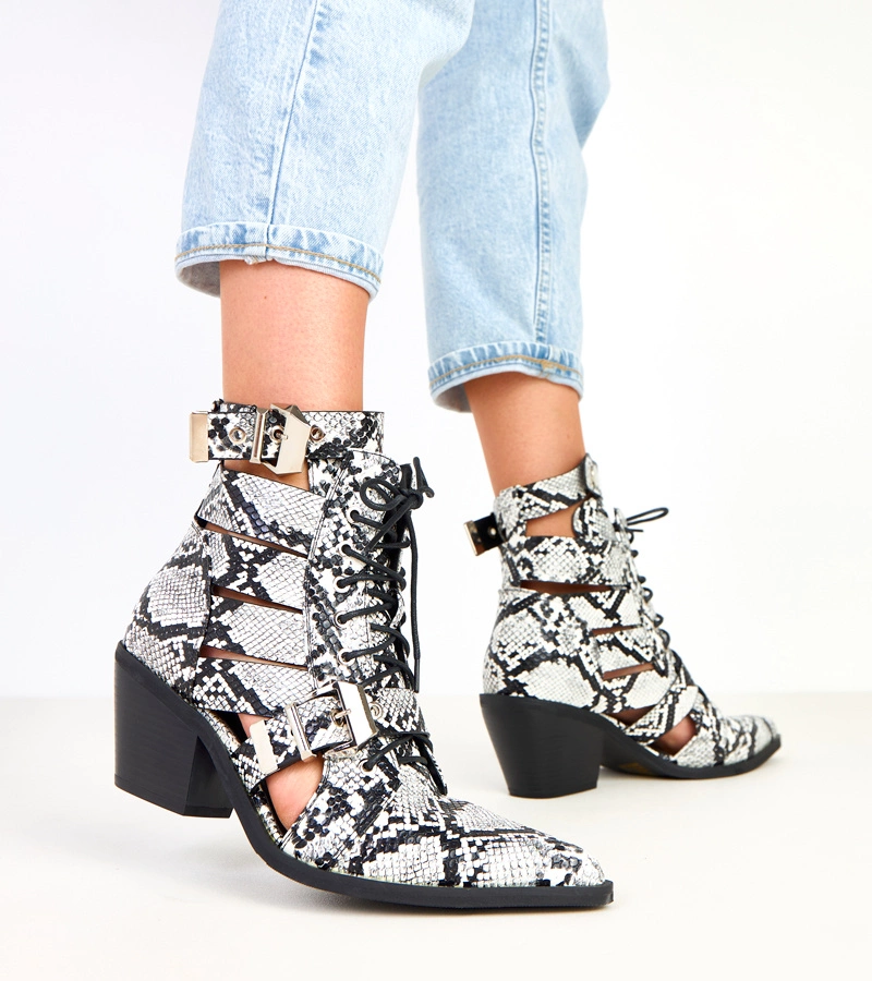 Schwarz-weiße Schnürstiefeletten mit Ausschnitten Verica