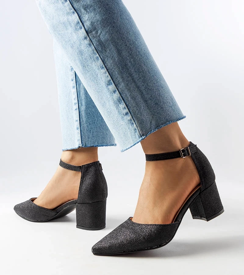 Schwarze Pumps mit niedrigem Absatz Sttele