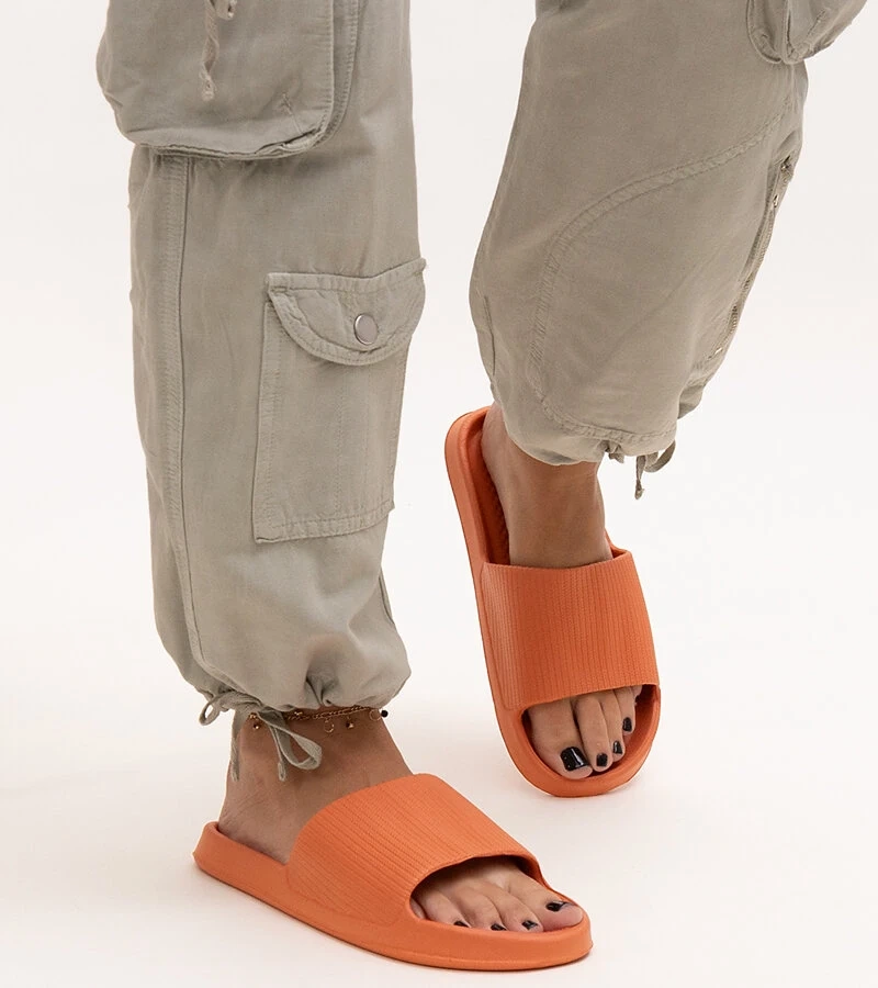 Orangefarbene Schaumstoff-Flip-Flops Menta
