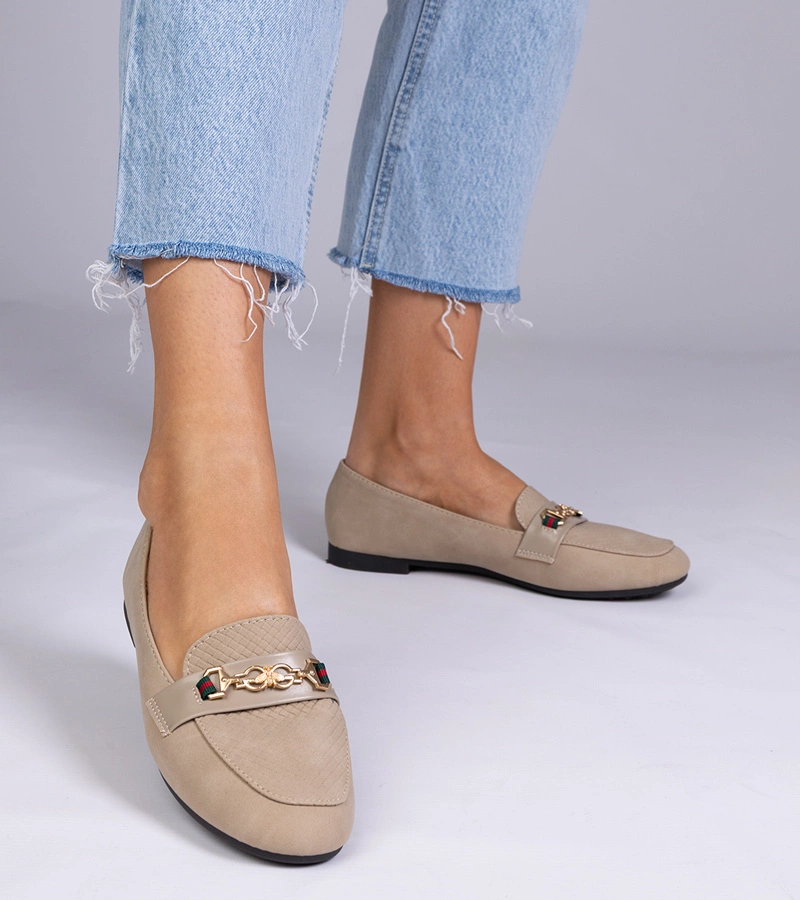 Braune Mokassins mit matter Oberfläche und goldener Verzierung Gloriasa